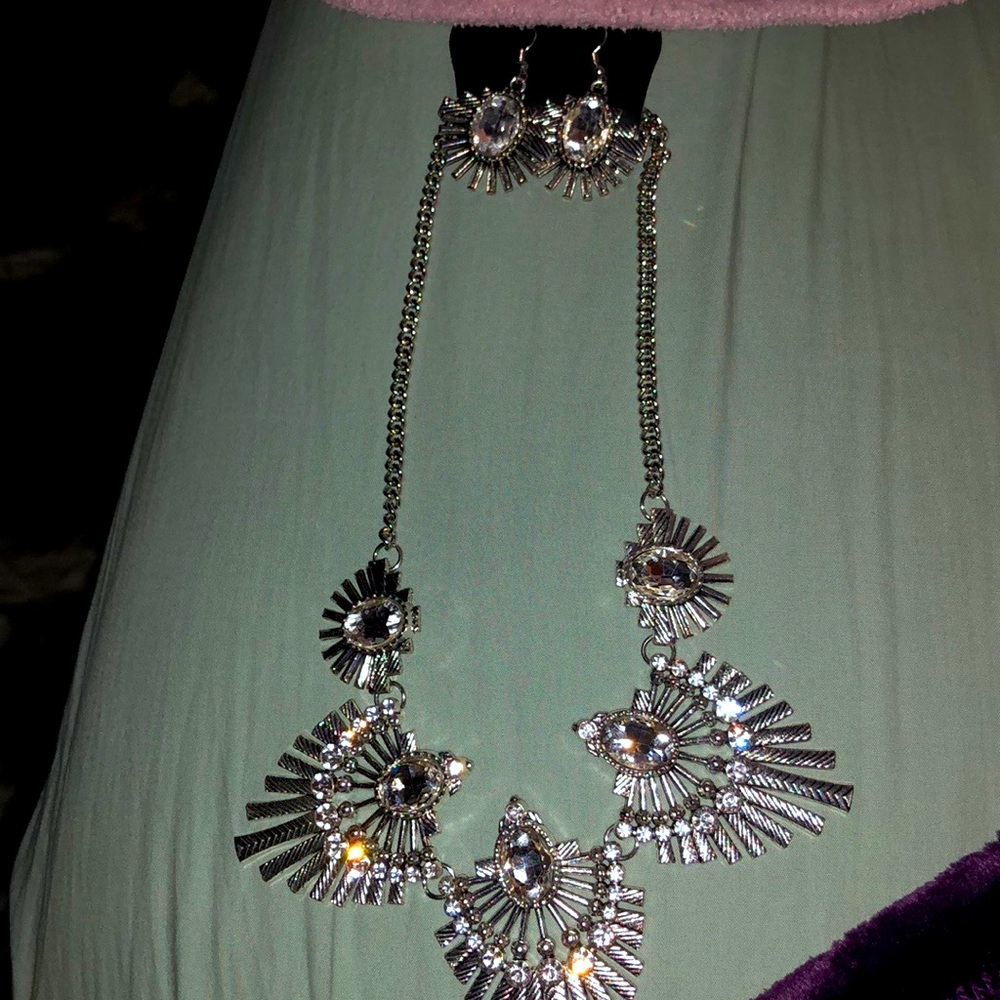 NWT silver necklace and earrings set